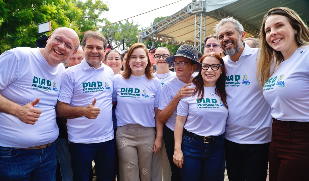 grupo de pessoas posa para a foto